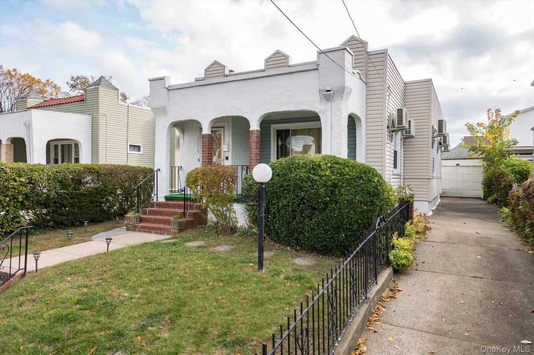 Excellent property in Laurelton with a lot of bonuses.