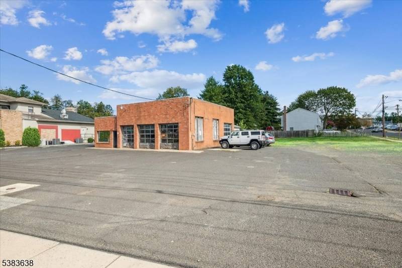 UNBELIEVABLE 2600 SQ FT FREE STANDING BUILDING SITUATED IN A B 4 COMMERCIAL ZONE, JUST 100 FEET FROM A SIGNALIZED INTERSECTION.