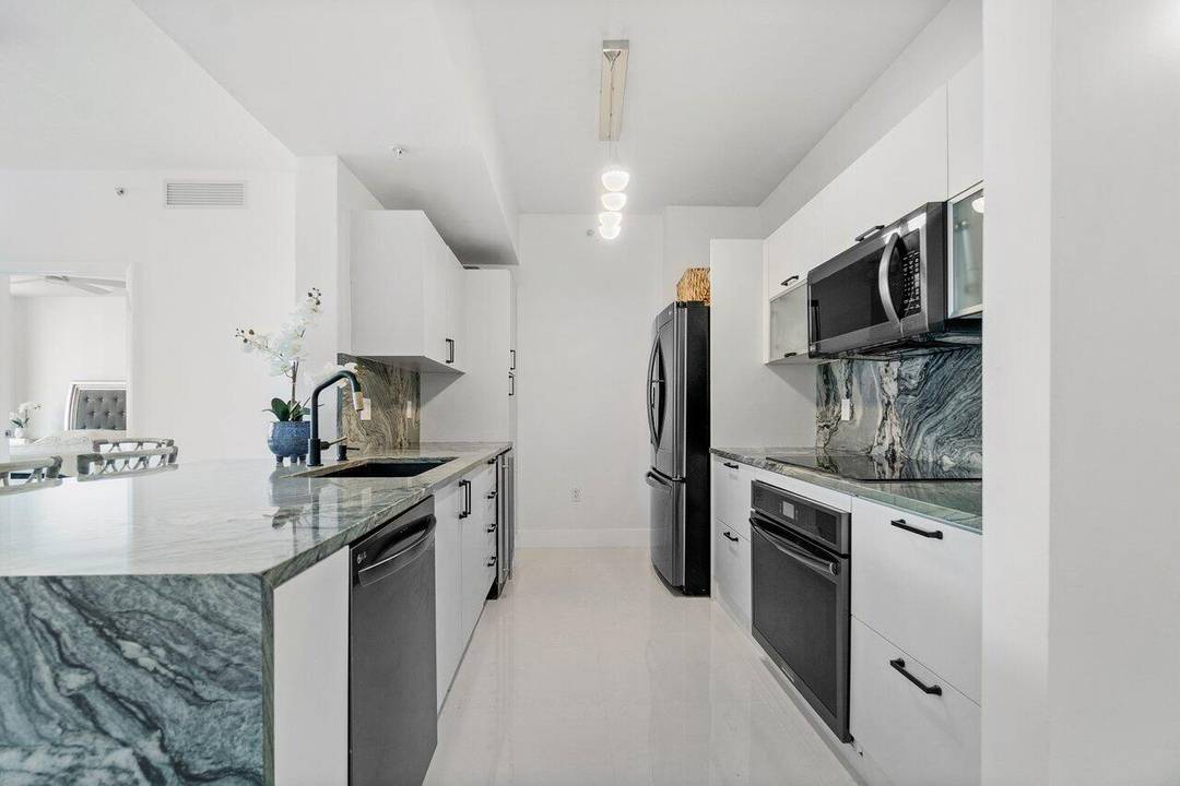 Come see this stunningly updated apartment with sprawling city skyline views in the heart of Downtown !