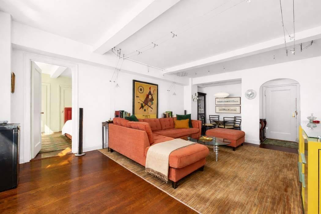 At the crossroads of elegance and history stands 2 Horatio Street, one of the West Village s most beloved prewar cooperatives, designed by the esteemed architect Emory Roth and developed ...