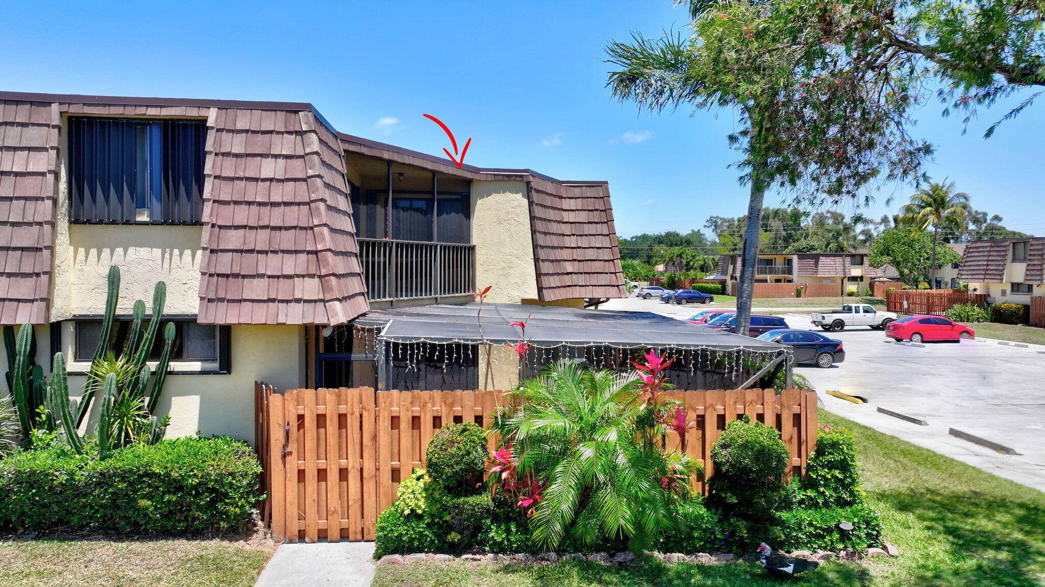 Move in ready townhouse with 2 master suites upstairs, each with private balconies and beautiful lake views.