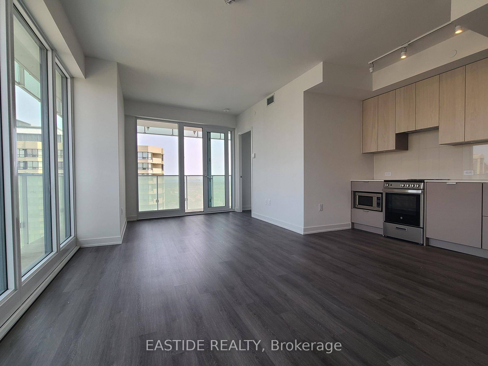 Welcome to this luxury condo in the heart of Mississauga !