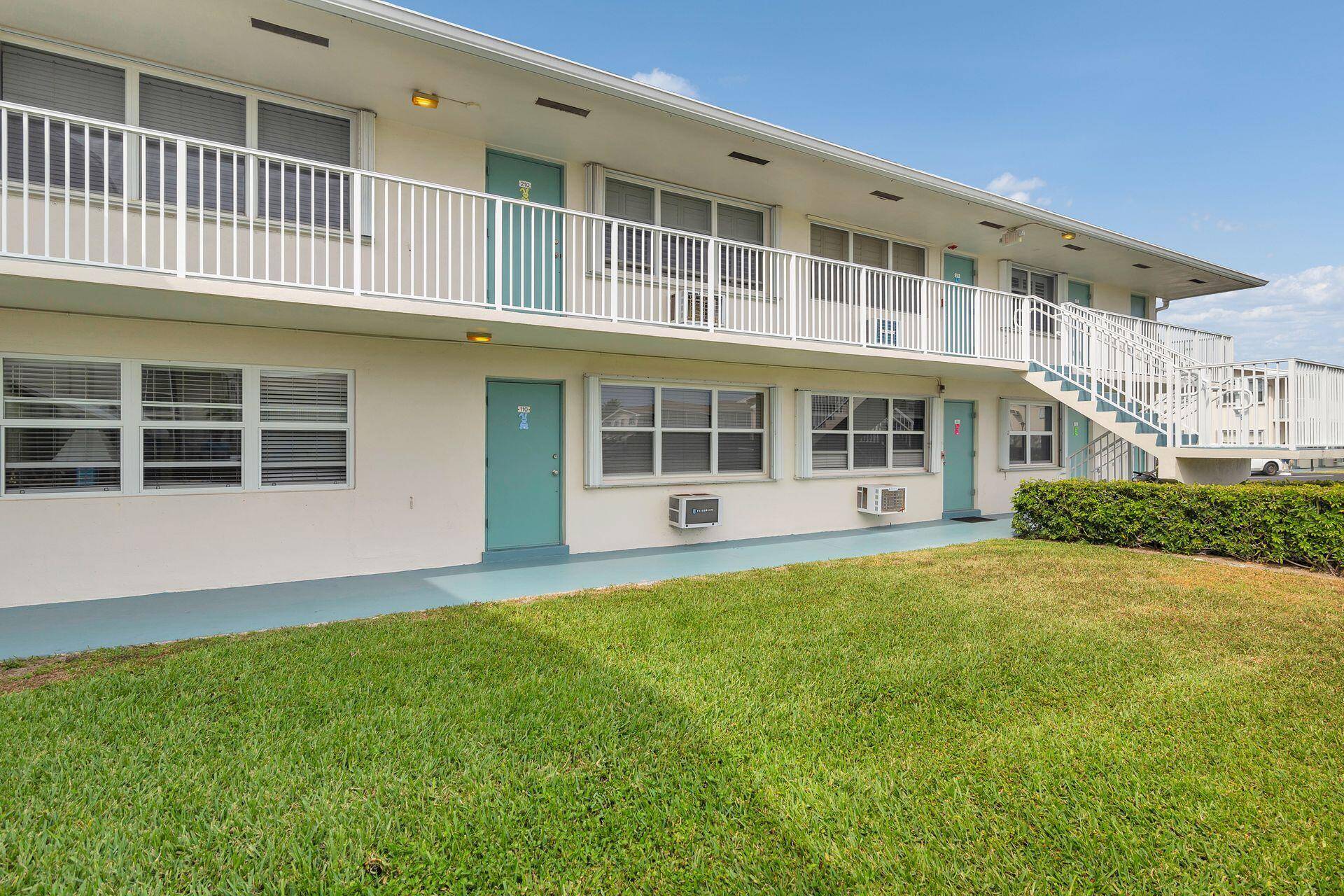 Charming 1BR 1BTH first floor condo unit minutes from the water in Boynton Beach.