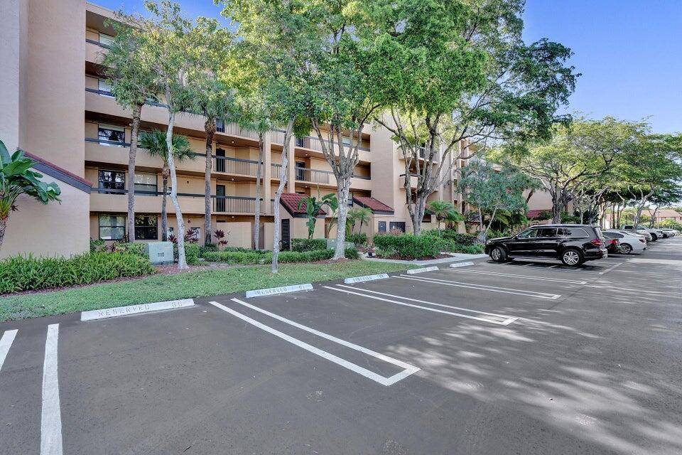 DELRAY RACQUET CLUB. Sharp looking 2nd floor 1175 square foot 2 bedroom 2 bath modern retreat.