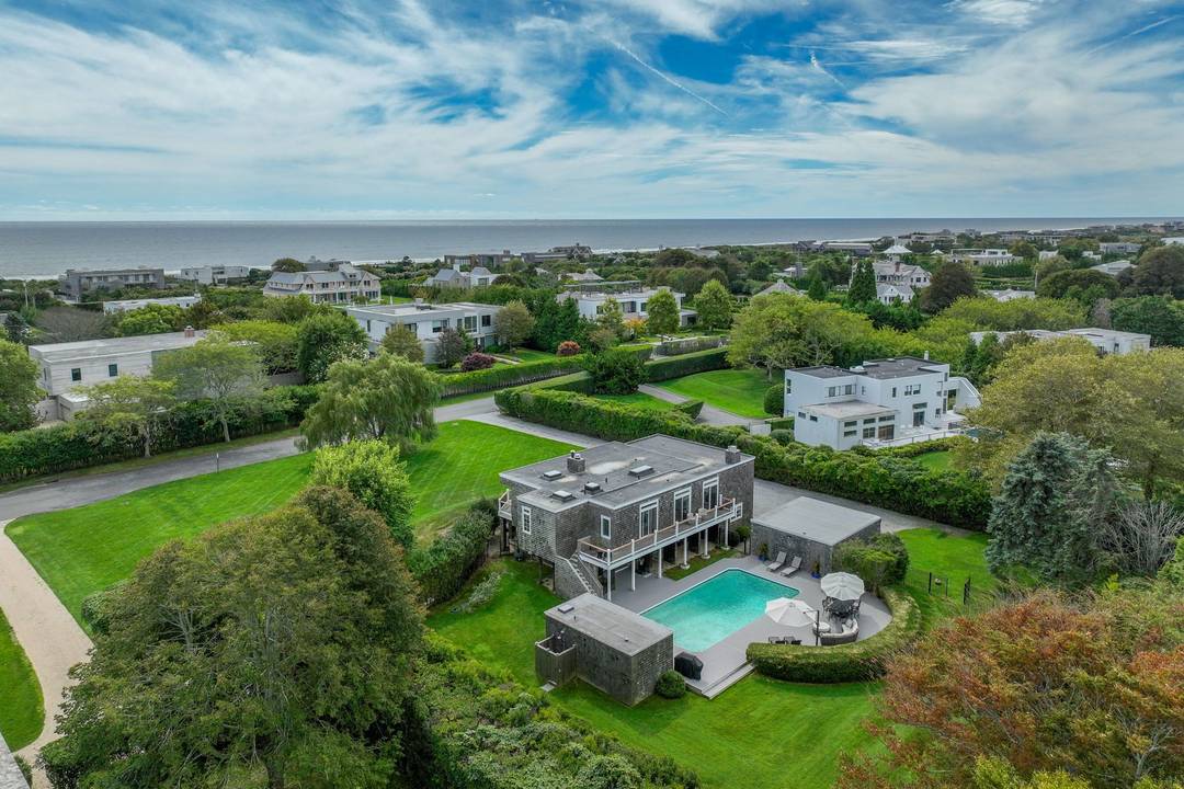 Stunning Modern House, Elegantly Sited on a Landscaped Acre