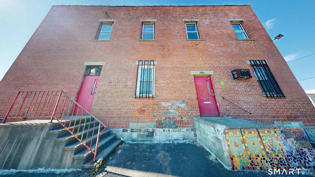 Great Location and Ideal for an owner operator looking for warehouse and or industrial use.