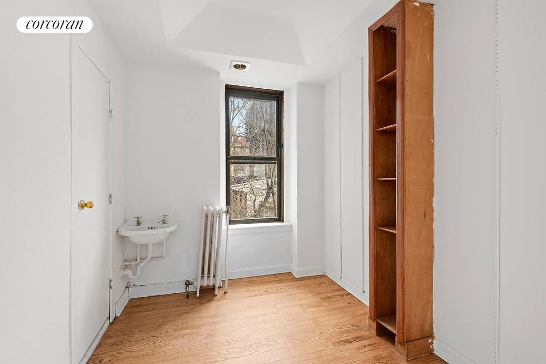 Put your own stamp on this spectacular apartment that's ready for a family to turn into their ideal home !