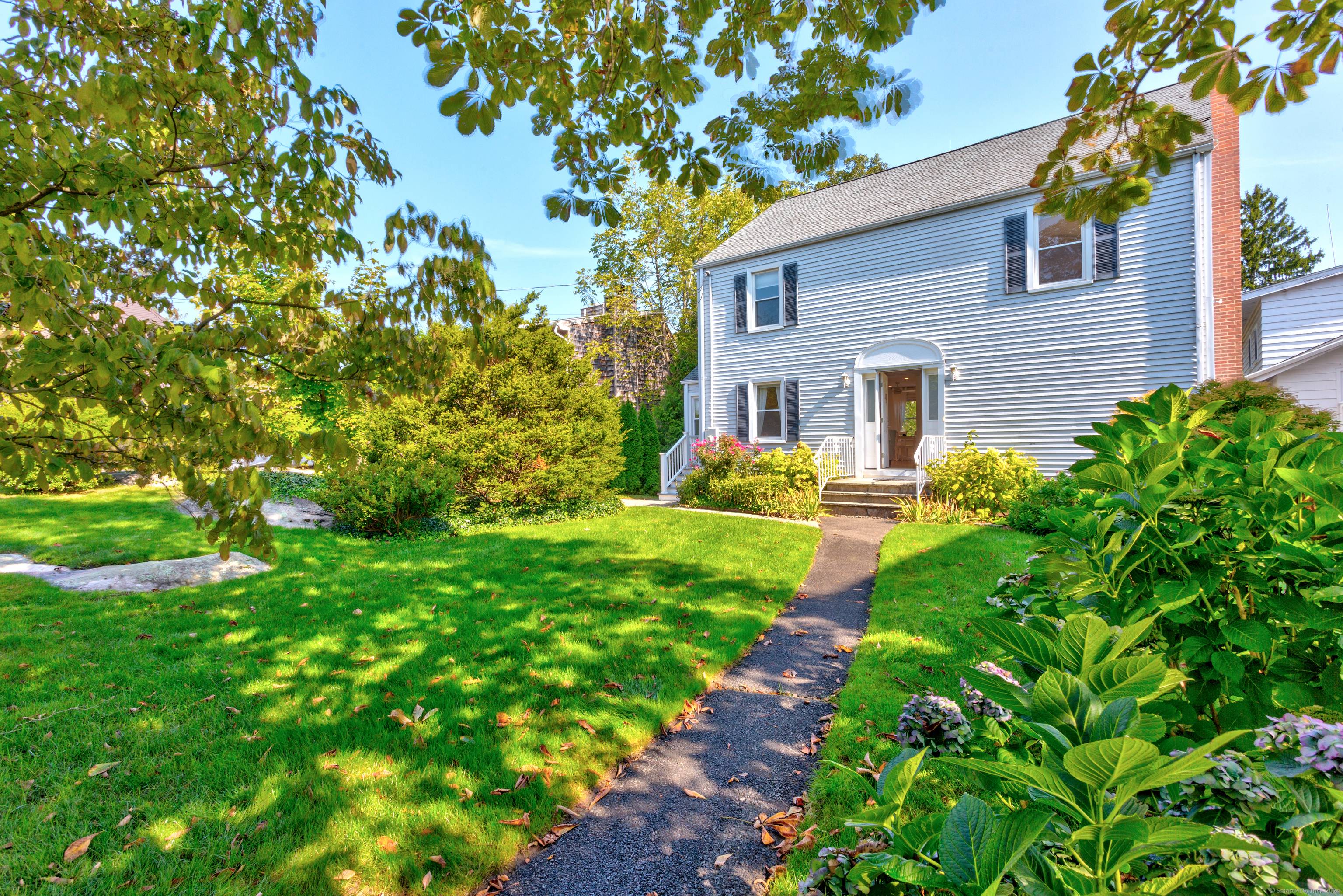 Imagine living a few short blocks from Stony Creek's artistic Town Center and sandy beach and a short stroll from to the Ferry Dock ; all the while taking in ...