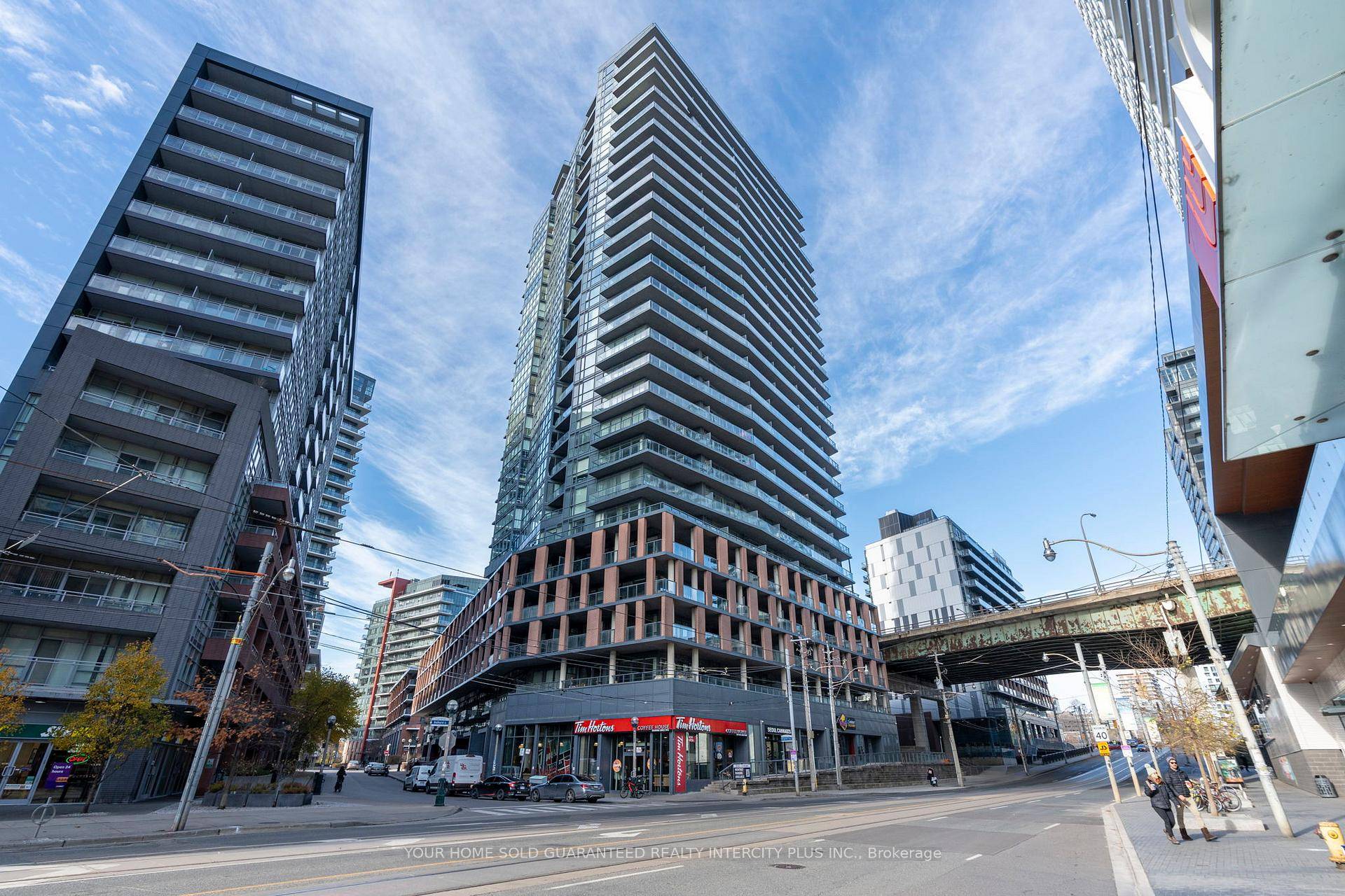 Modern and bright l Den condo that acts a 2 bedroom with nearly 700 sq.