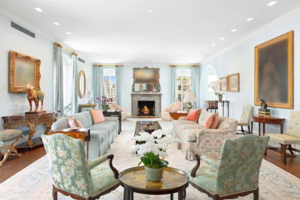 Grand and gracious, this wonderful simplex apartment benefits from an expansive and versatile layout as well as high floor outlooks in four directions.