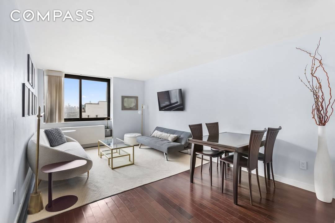 Welcome to this elegant one bedroom residence at 376 Broadway, a full service condominium perfectly positioned in the heart of Tribeca in Lower Manhattan.