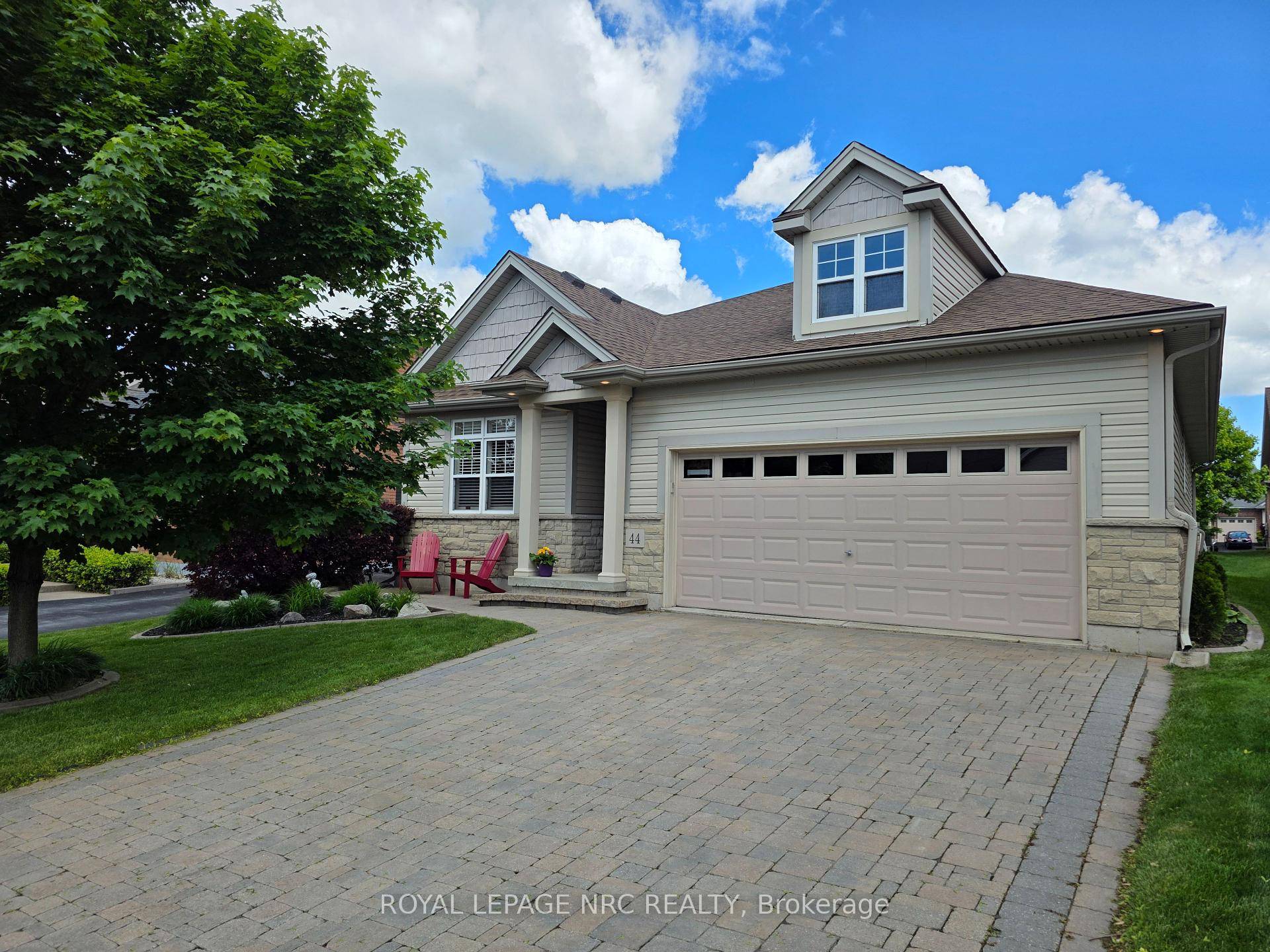 This spacious open concept layout is ideal for large family gatherings or dinner parties with friends !