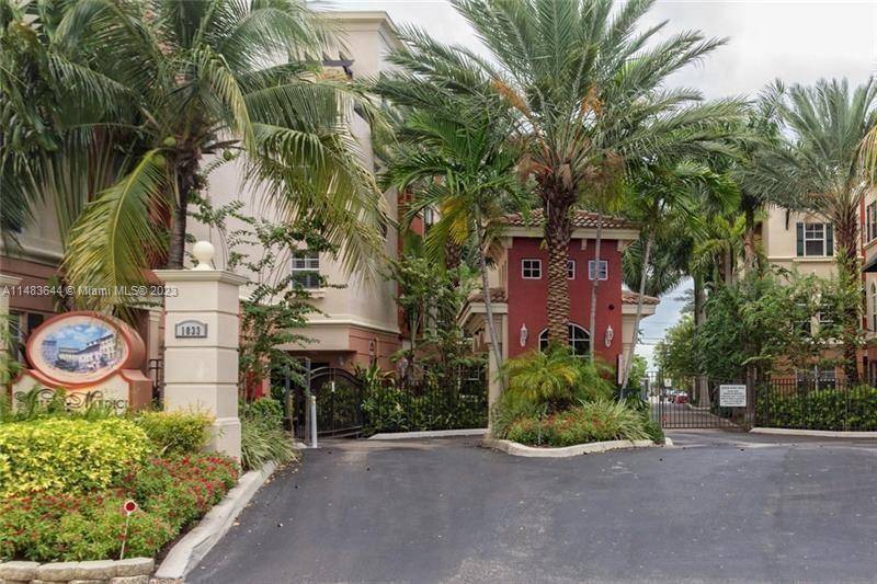 Great Location ! 3 story townhouse with a garage in a Villa Medici.