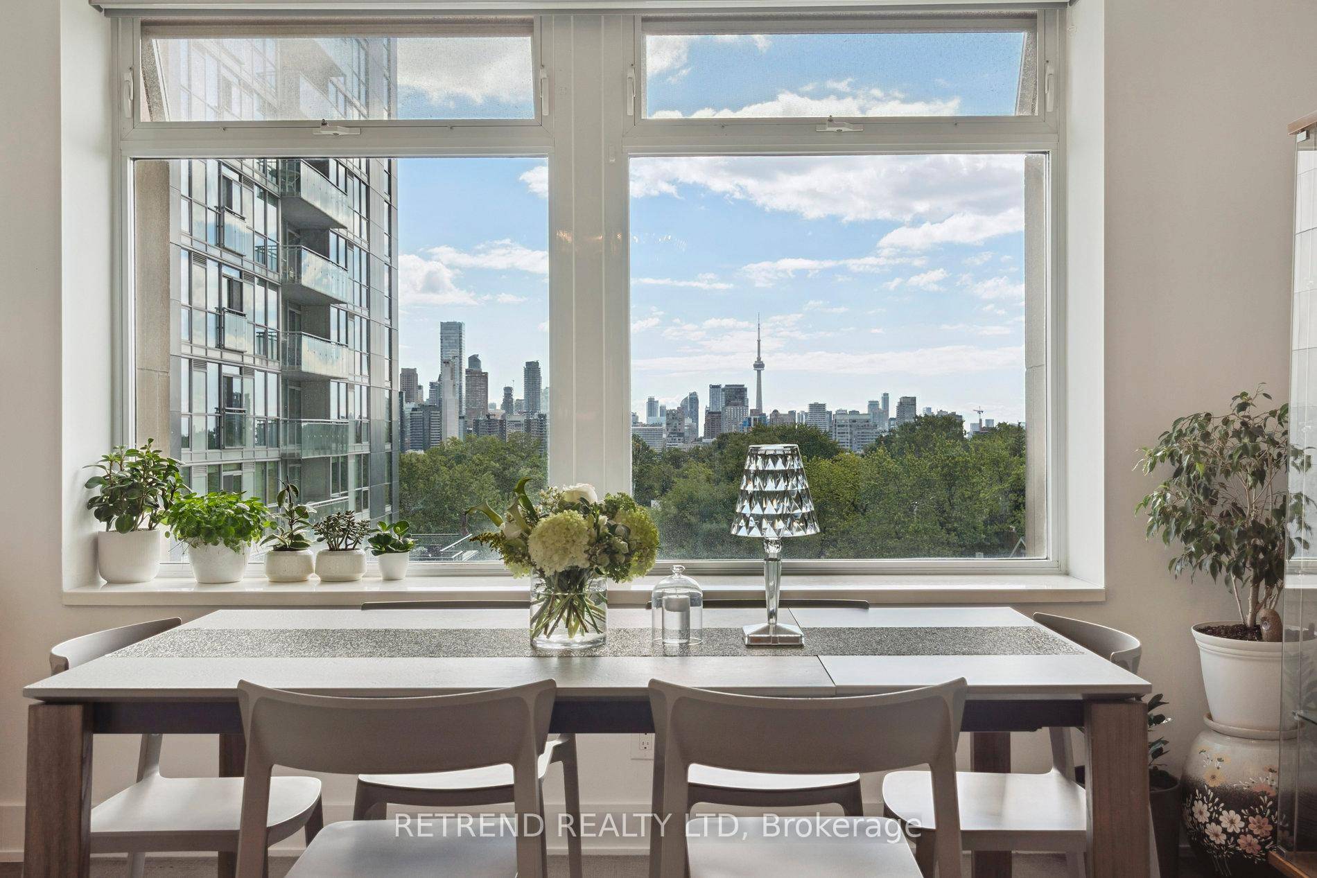 Welcome to the prestigious Imperial Plaza in Torontos sought after Deer Park community.