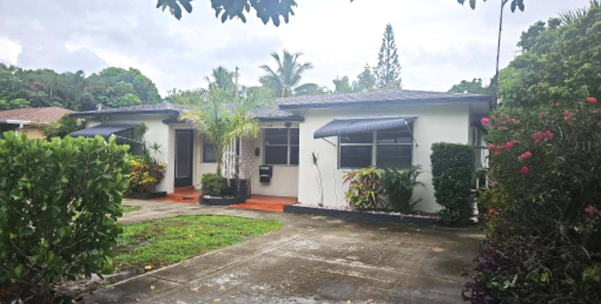 Presenting a well located triplex in West Palm Beach, offering three distinct rental units with strong cash flow potential.