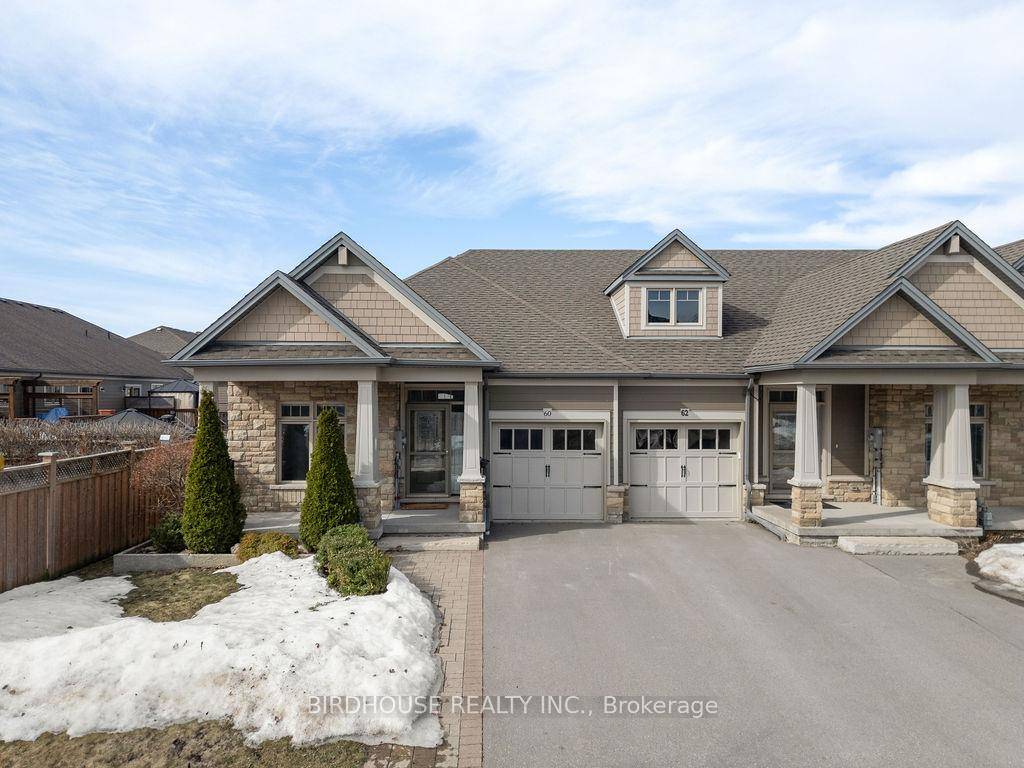 Location is key for this 2 Bed 3 Bath end unit Townhouse in the centre of Lindsay.