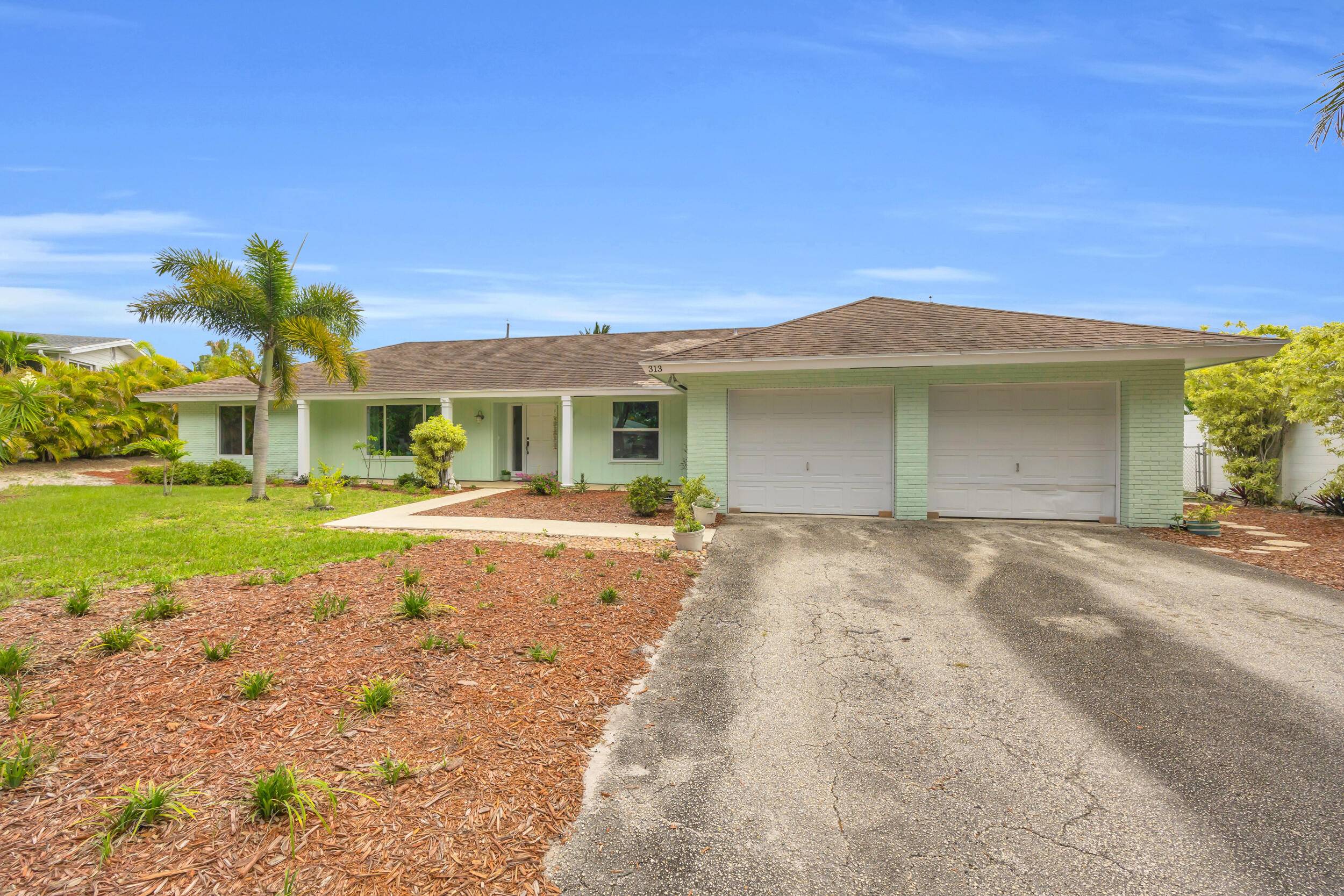 Large 5 3, CBS home in Tequesta Country Club.