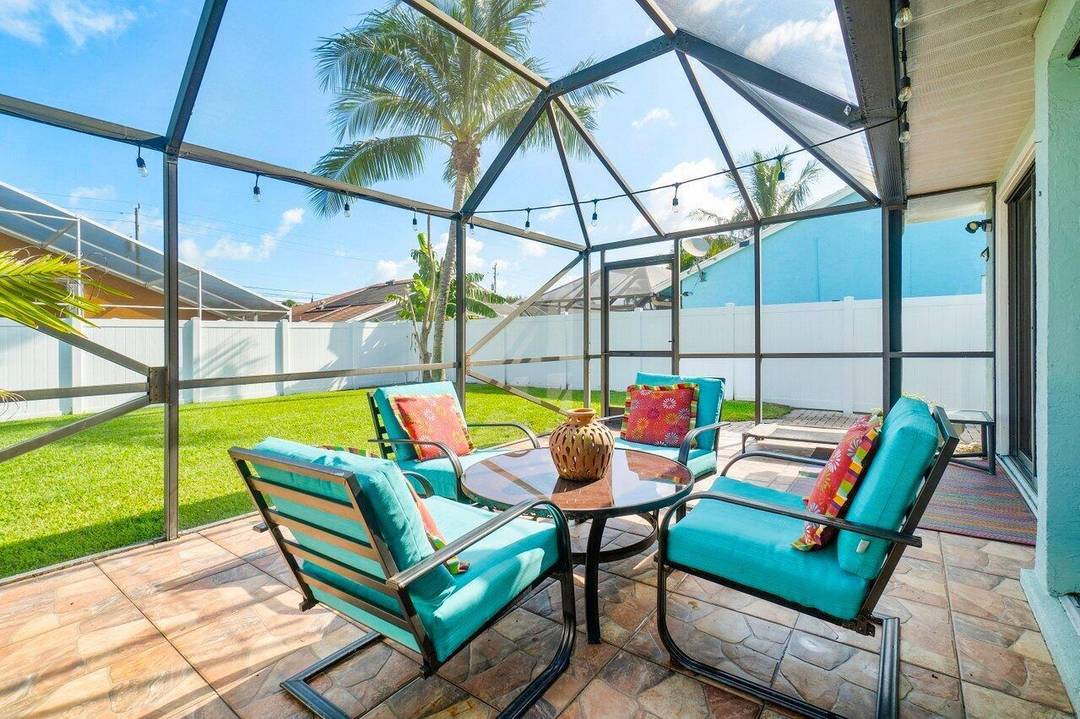 PRIME LOCATION ! Live just steps from Abacoa in this updated single level 3BR 2BA home offering 1, 229 SF of effortless Jupiter living.