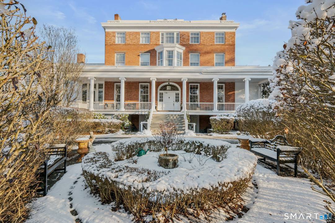 Welcome to the heart of Old Lyme Village !