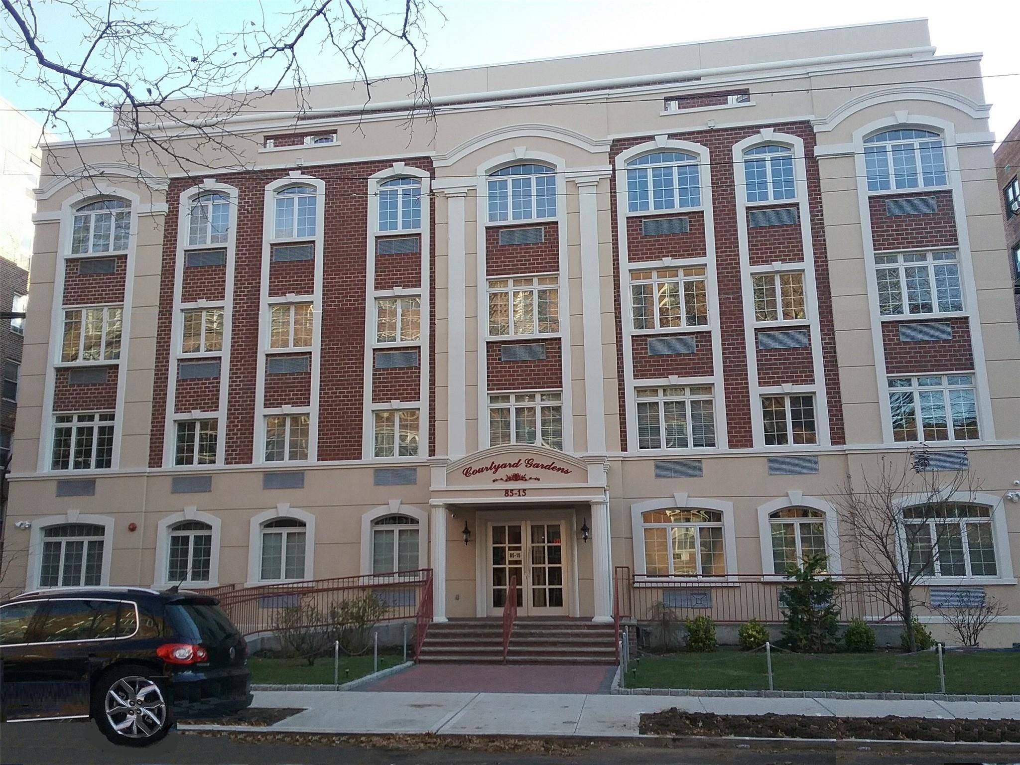Modern 2 Bed, 2 Bath Condo in Kew Gardens with Balcony, Parking amp ; Washer Dryer Move In Ready !