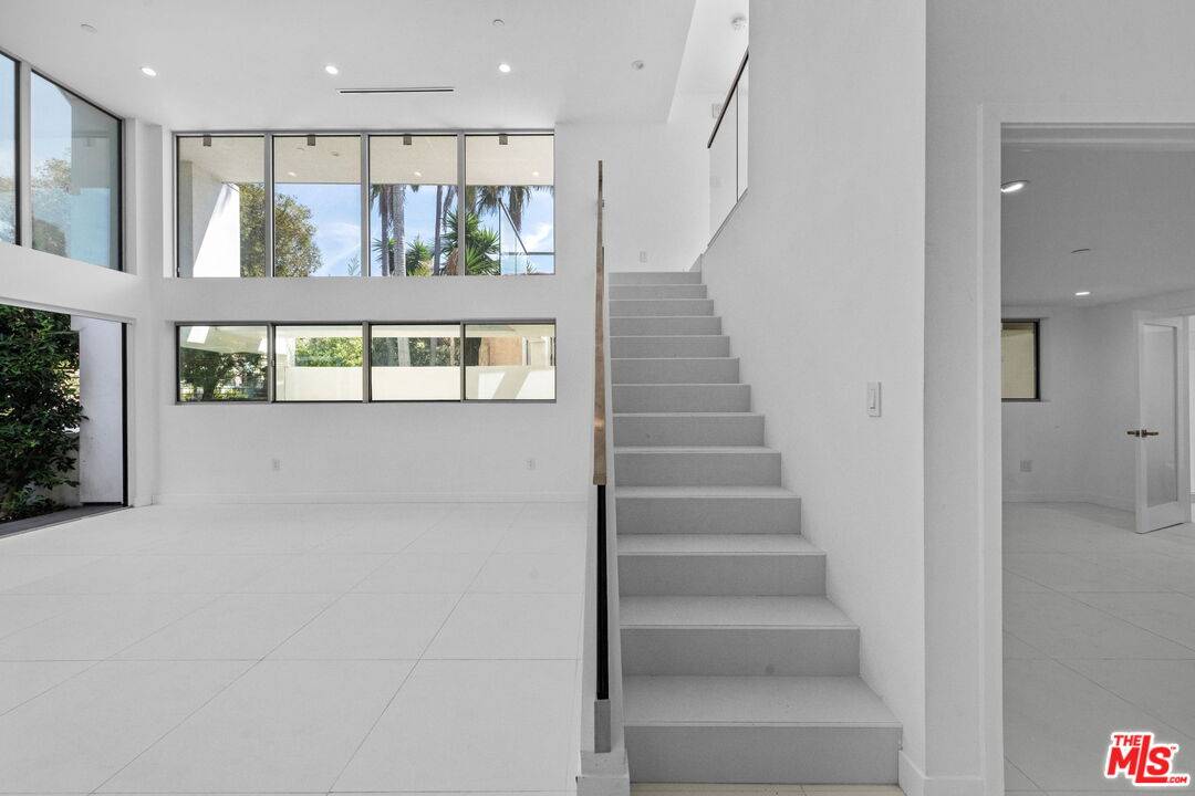 621  N Kings Rd 2BR Beverly Grove La