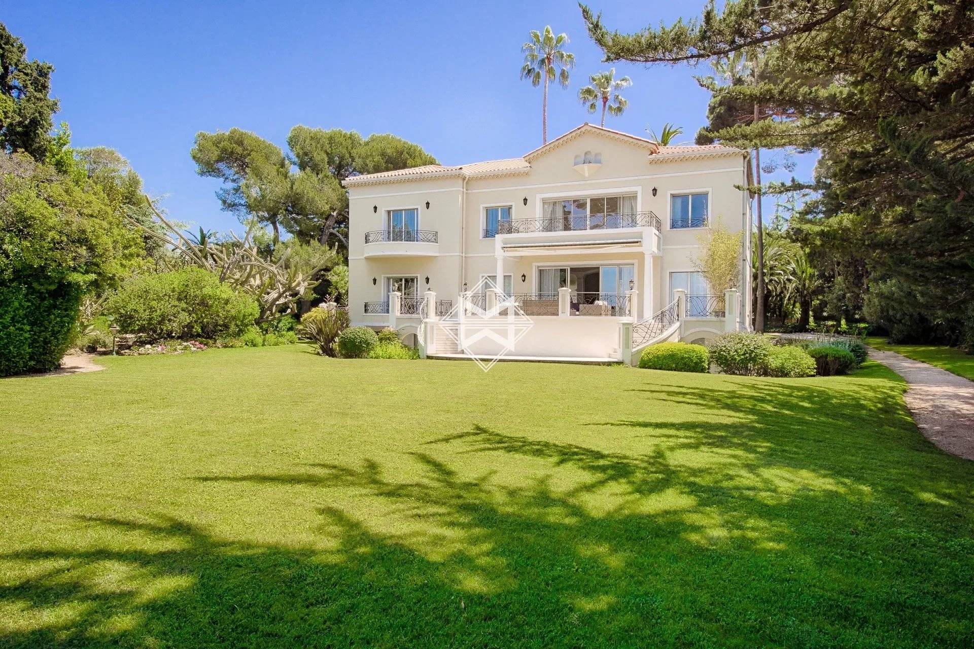 Magnificent villa of about 700 sqm built in the Palladian style located on the seafront