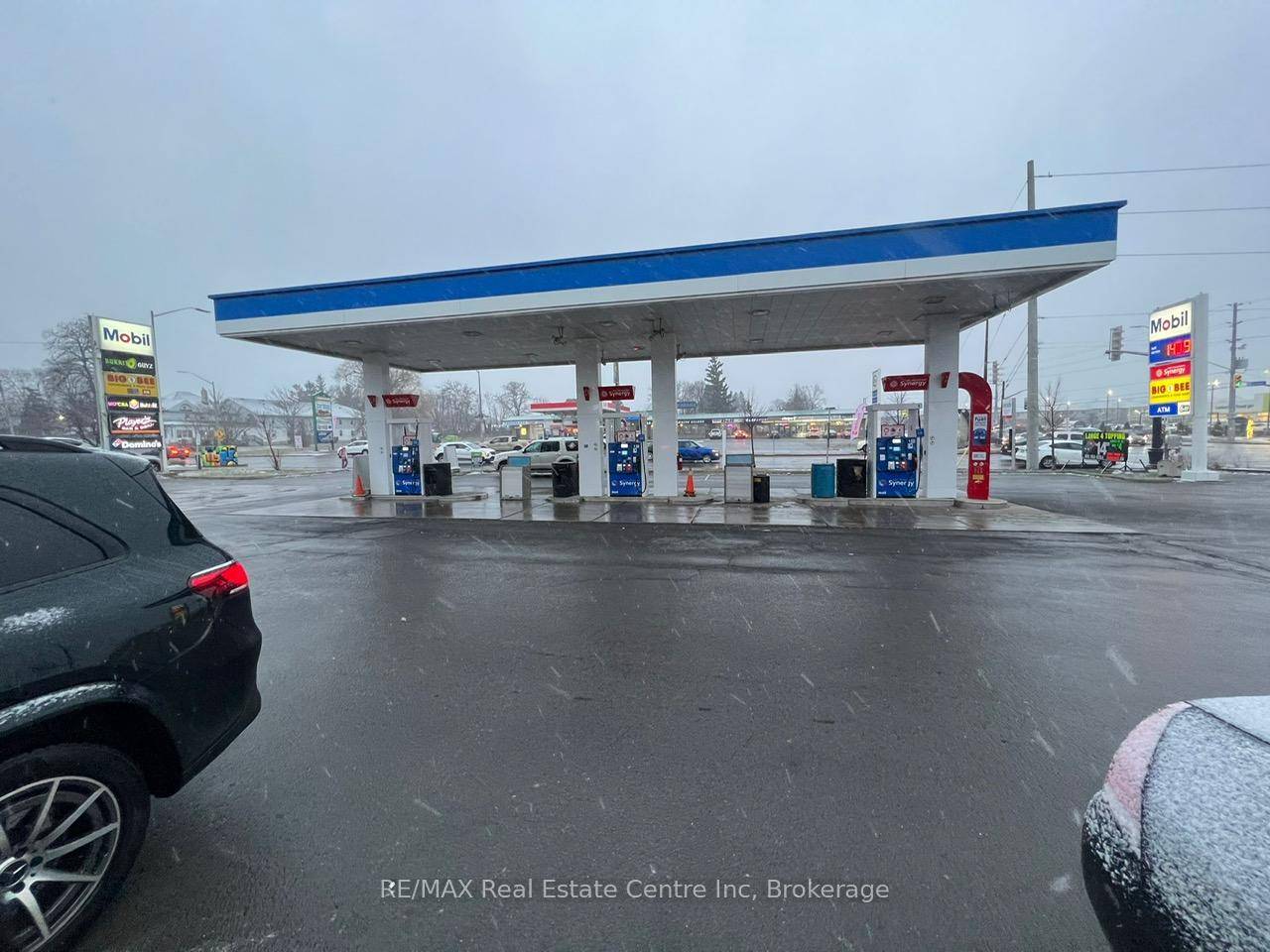 COMMERCIAL RETAIL PLAZA fully leased, Mixed use Investment Opportunity in the prime location of Niagara Falls.