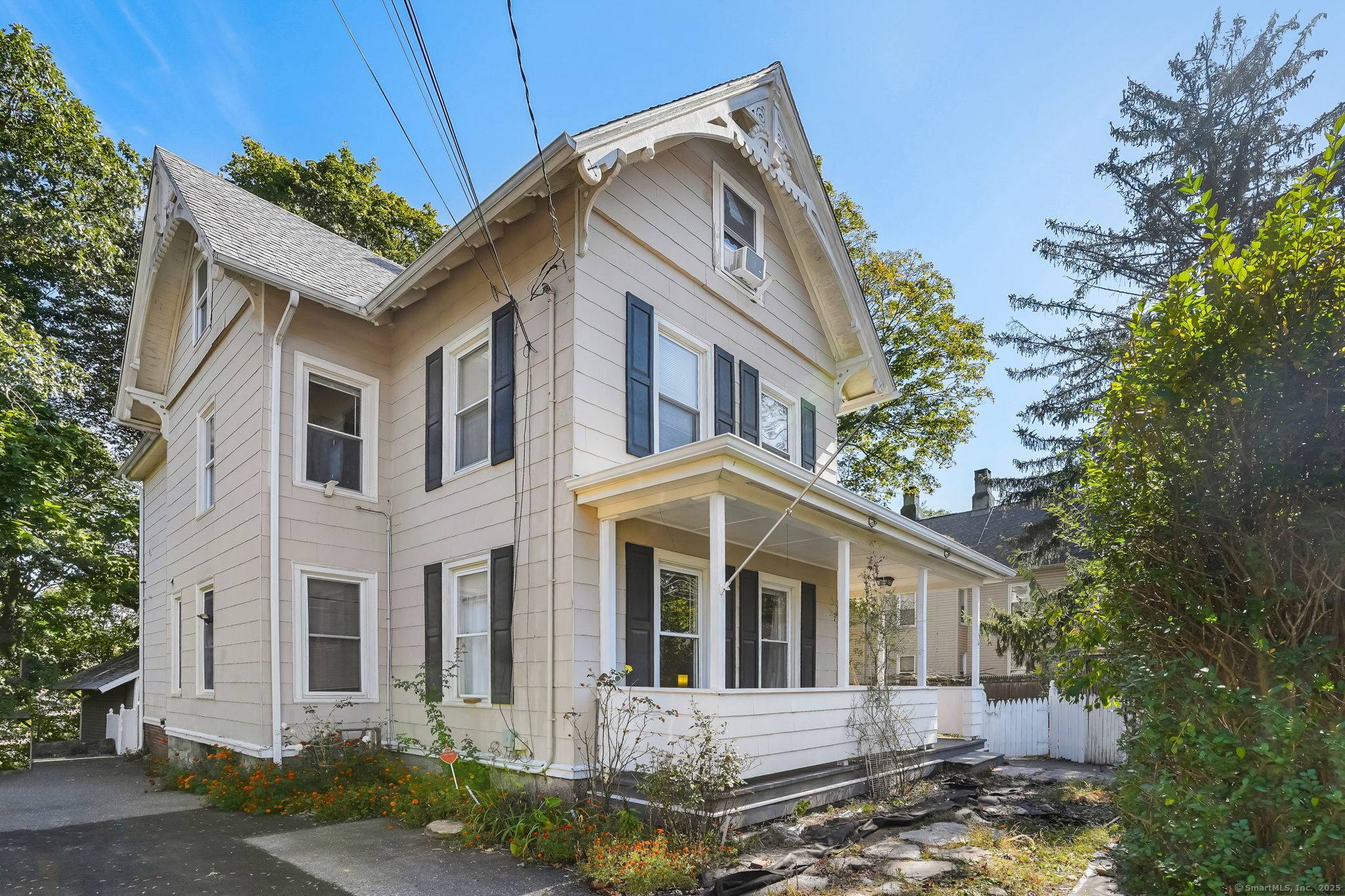 This conveniently located and spacious 2 family home offers an excellent opportunity for both owner occupants and investors.