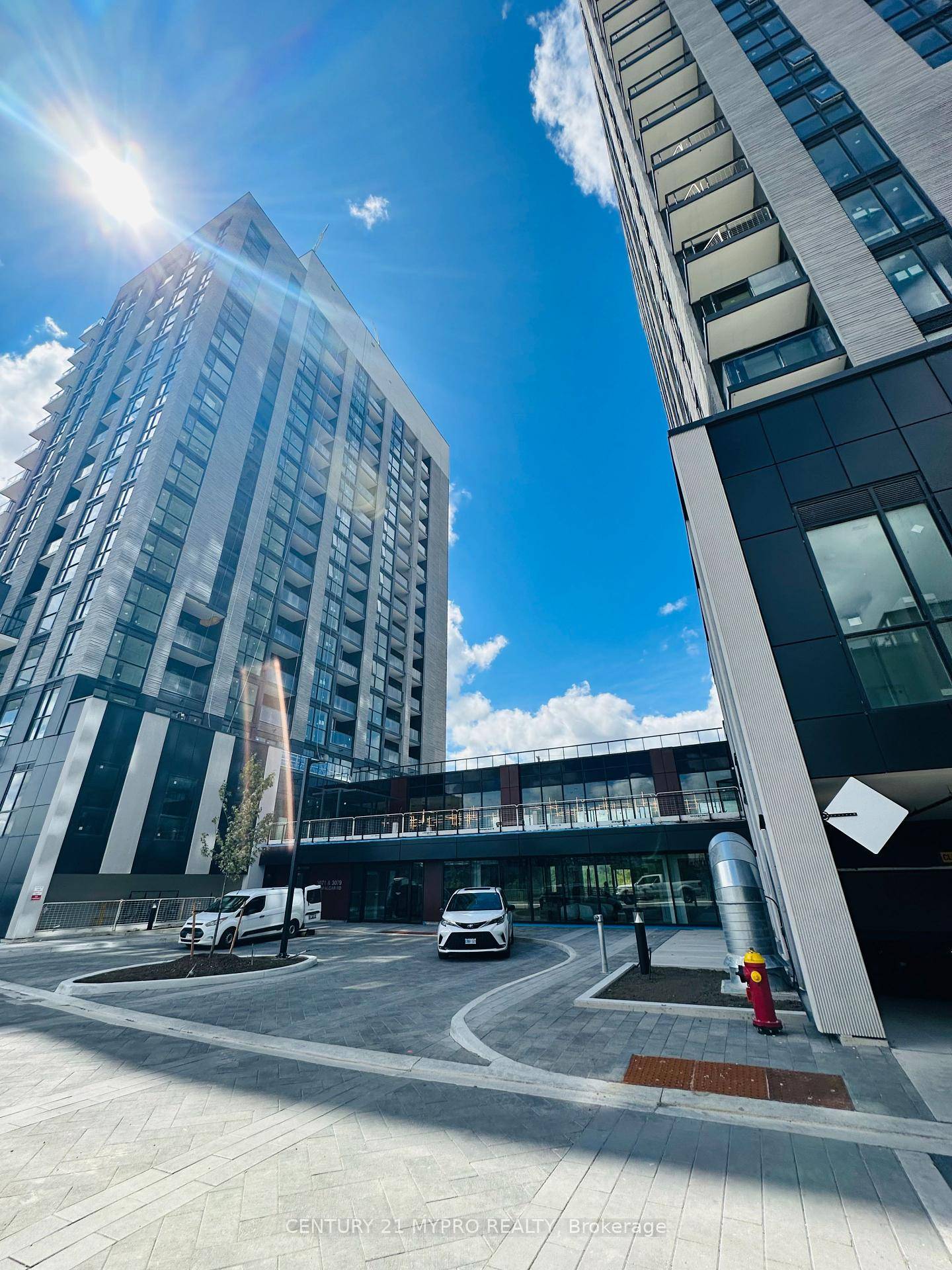 North Oak Tower by Minto Communities UPGRADED UNIT Welcome to brand new 2 bedroom, 1 bathroom Northwest corner suite with stunning unobstructed views of Athabasca pond, Downtown Mississauga Toronto, Lake ...