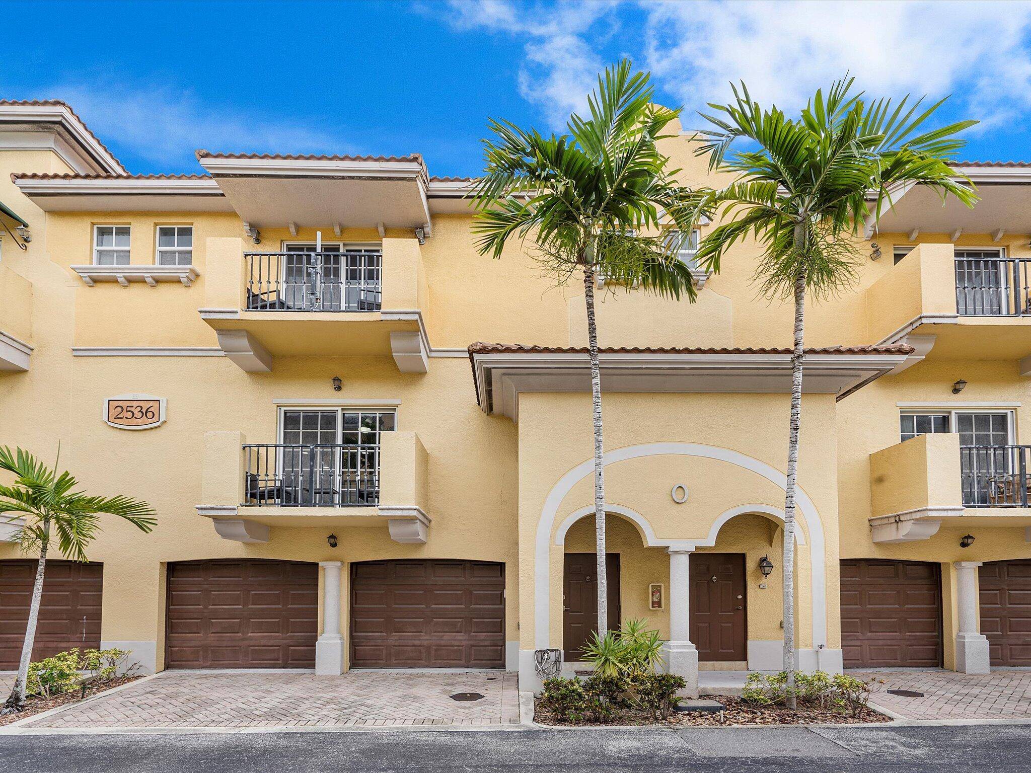 Centrally located in Fort Lauderdale, this tri level 2 bed, 2.