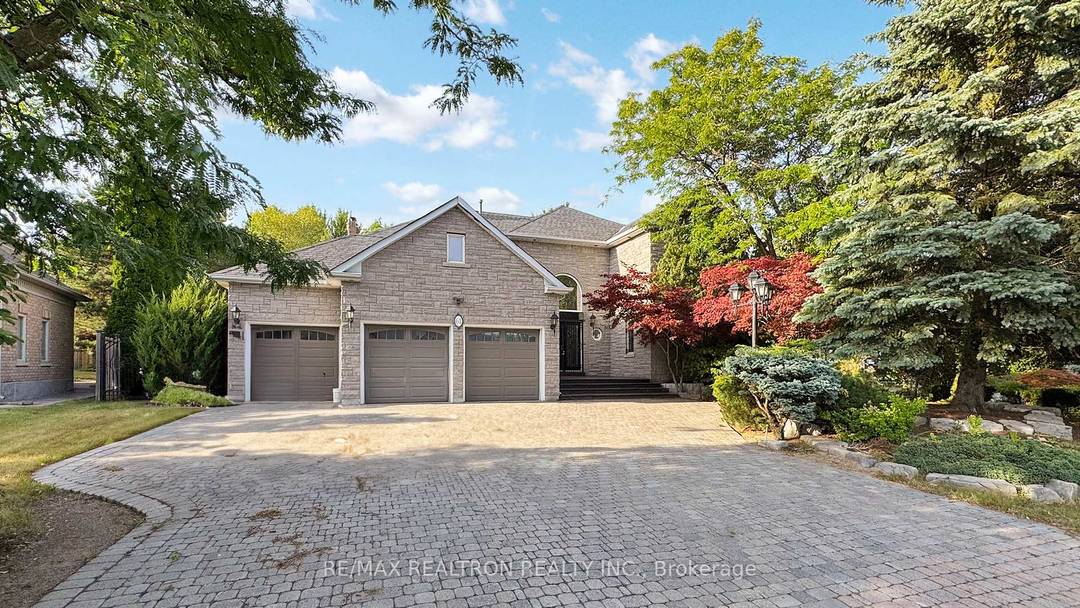 Bayview Hill Prestigious Upgraded Home in Prime Location.