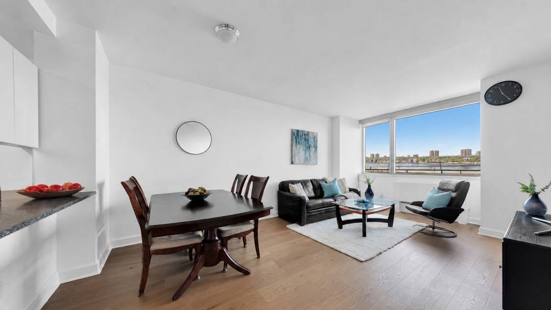 Welcome to Residence 5H at The Avery Condominium an elegant two bedroom, two bathroom home with exceptional river and park views.