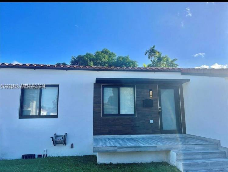 FOR RENT Immaculate amp ; Charming Home on a large amp ; private tropical landscaped Fenced Backyard.