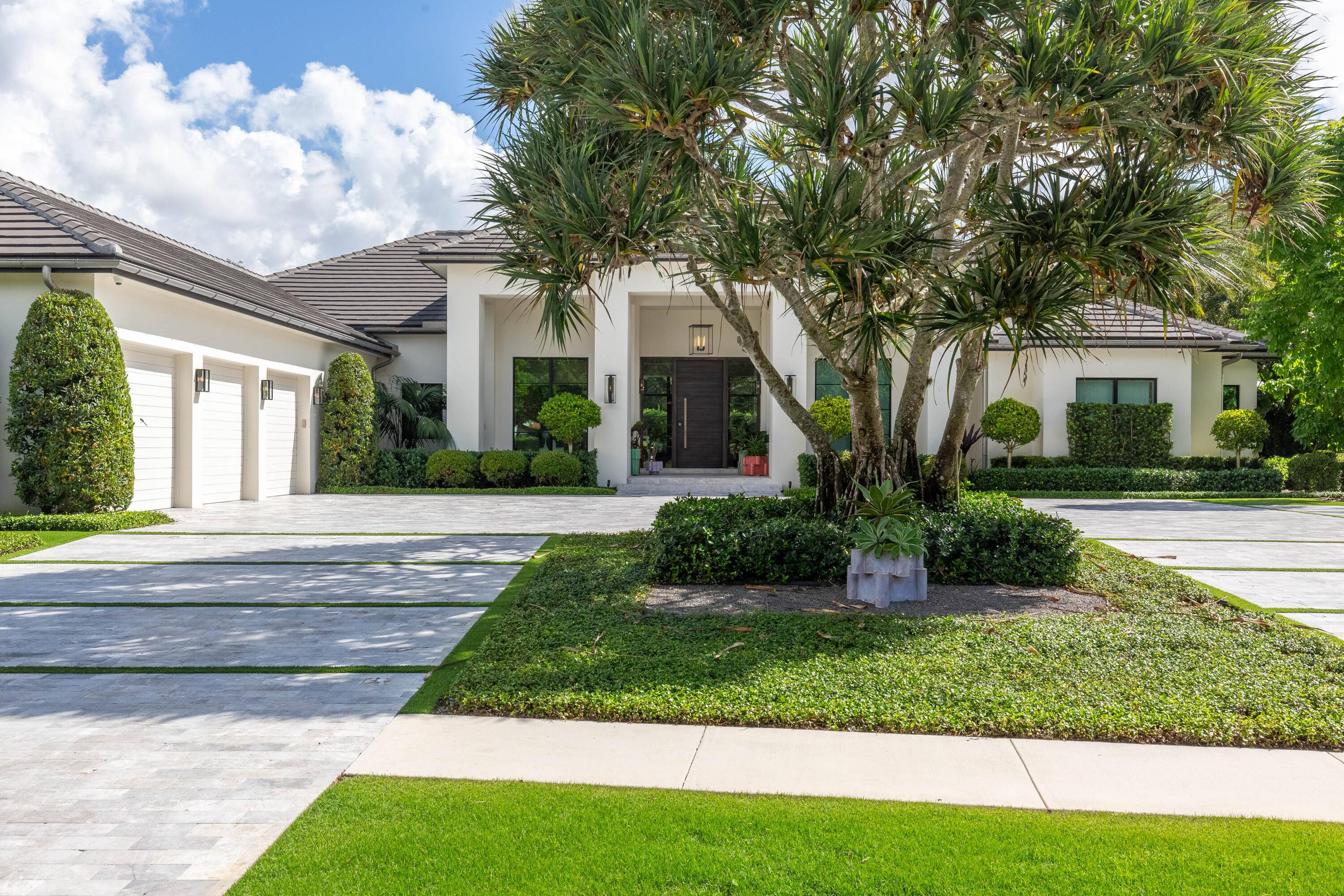 Exquisite Estate Steps from the Horse Show Embrace luxury and convenience in this beautifully crafted home just a short golf cart ride from the horse show in the prestigious Equestrian ...