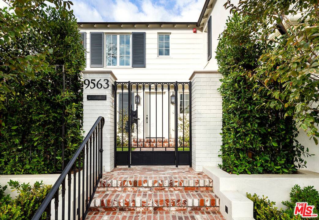 9563 Charleville Blvd 2BR Beverly Hills La