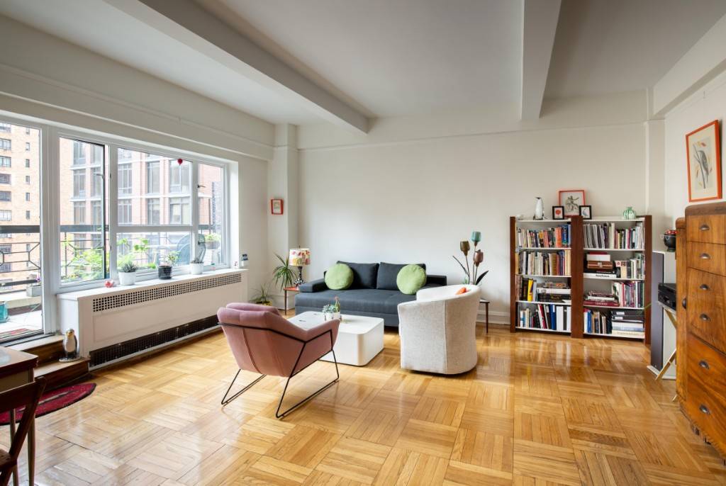 LARGE, BRIGHT AND AIRY ONE BEDROOM APARTMENT, CENTRALLY LOCATED IN MANHATTANThis expansive apartment has 10 foot high ceilings and is bright all day with eastern views through every window.