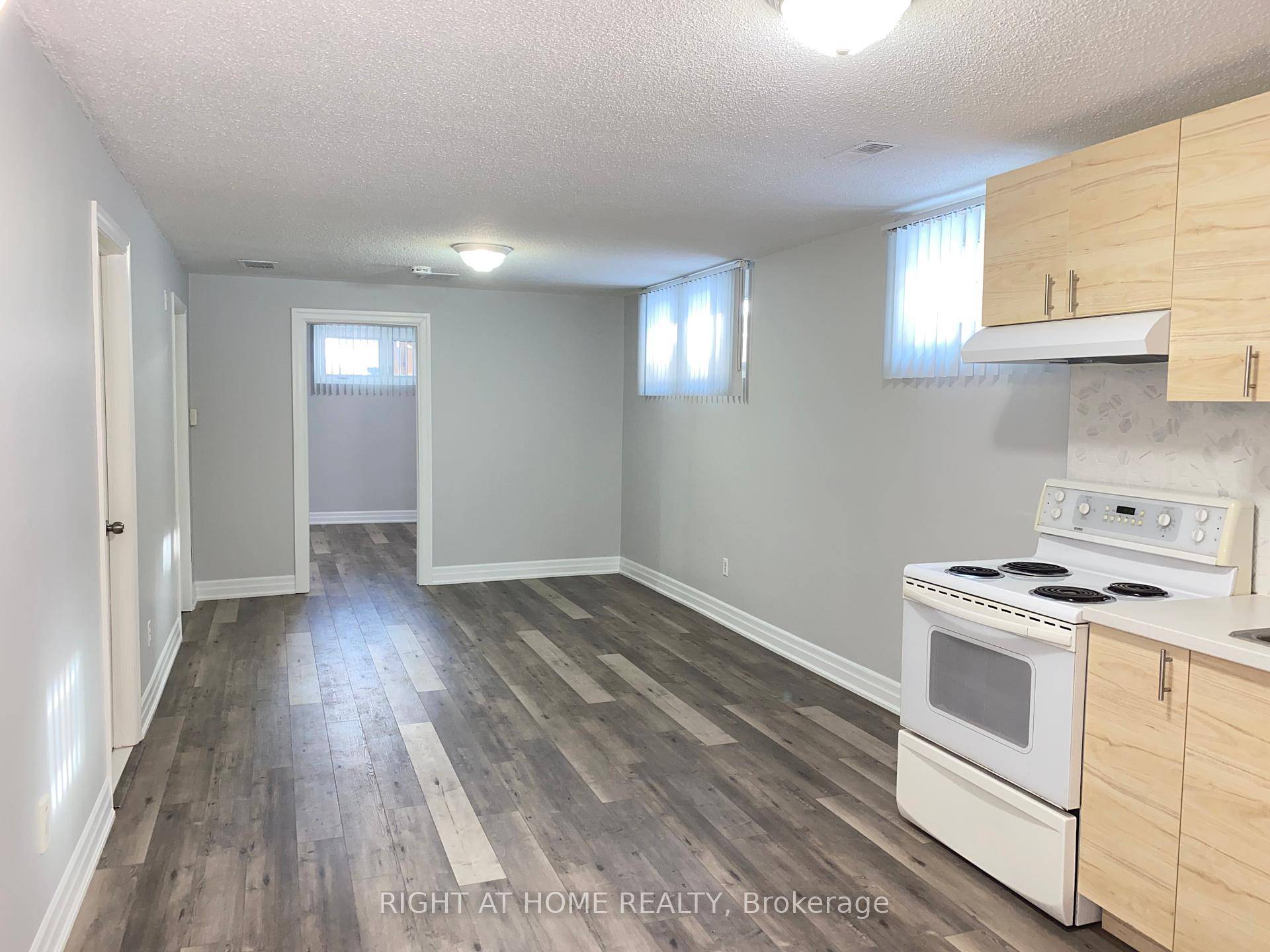 ALL INCLUSIVE Bright amp ; Spacious Walk In Lower Level In Family Friendly Neighbourhood.