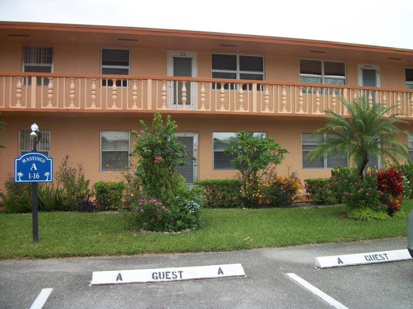 Investor special 2 units side by side that were made into one but could easily be returned into 2 units.