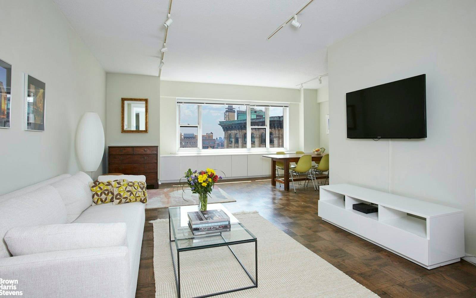 This beautifully furnished almost 1000' apartment on the 17th floor has high ceilings and amazing views.