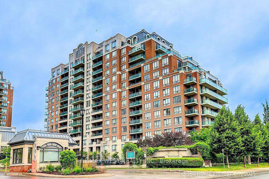 Welcome to 350 Red Maple Road, a beautifully maintained 1 bedroom Den Suite in the highly sought after Vineyards Gated Community.