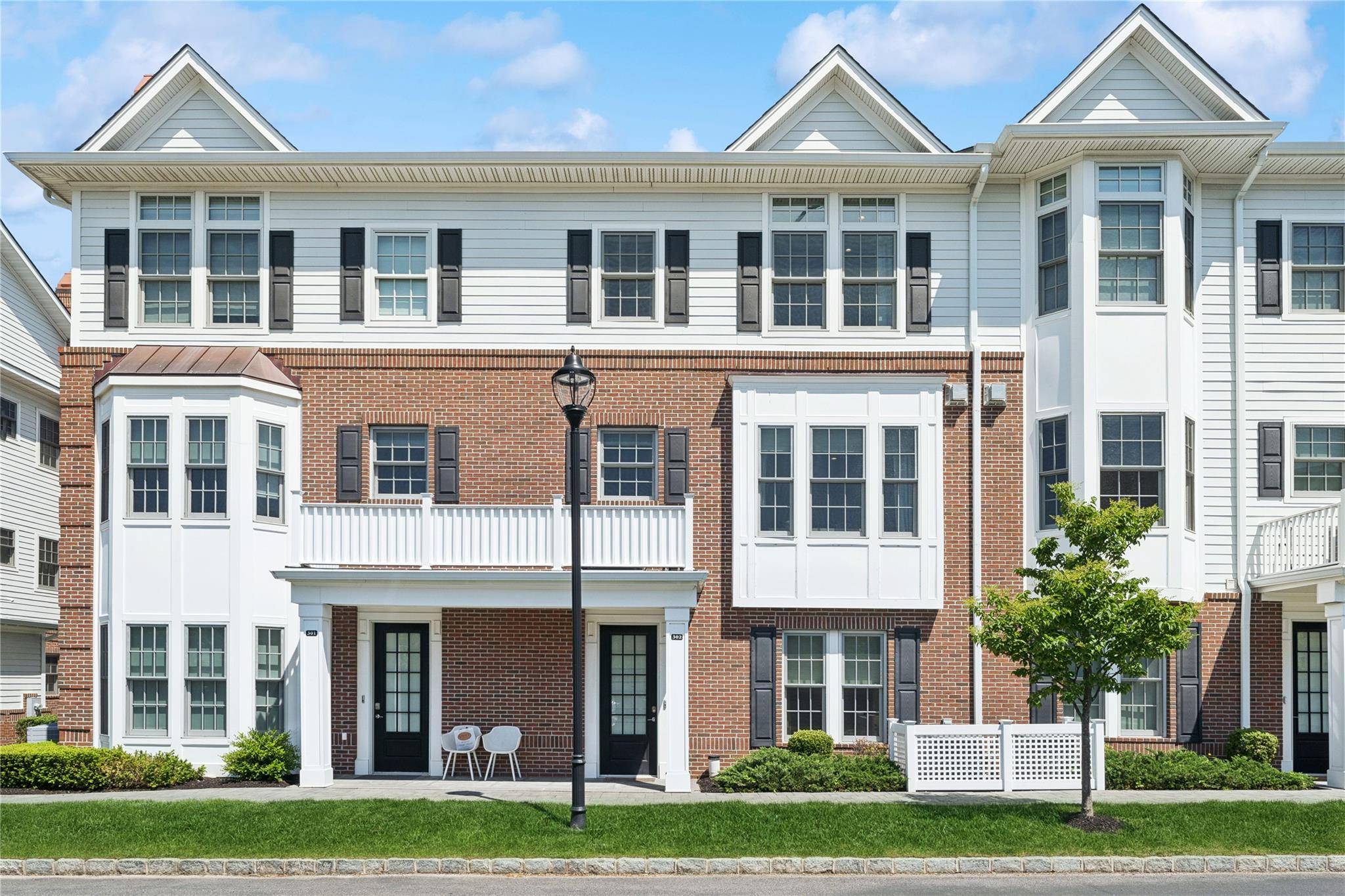 Welcome to Roslyn Landing, the epitome of luxury and modern sophistication in the heart of Roslyn Village.