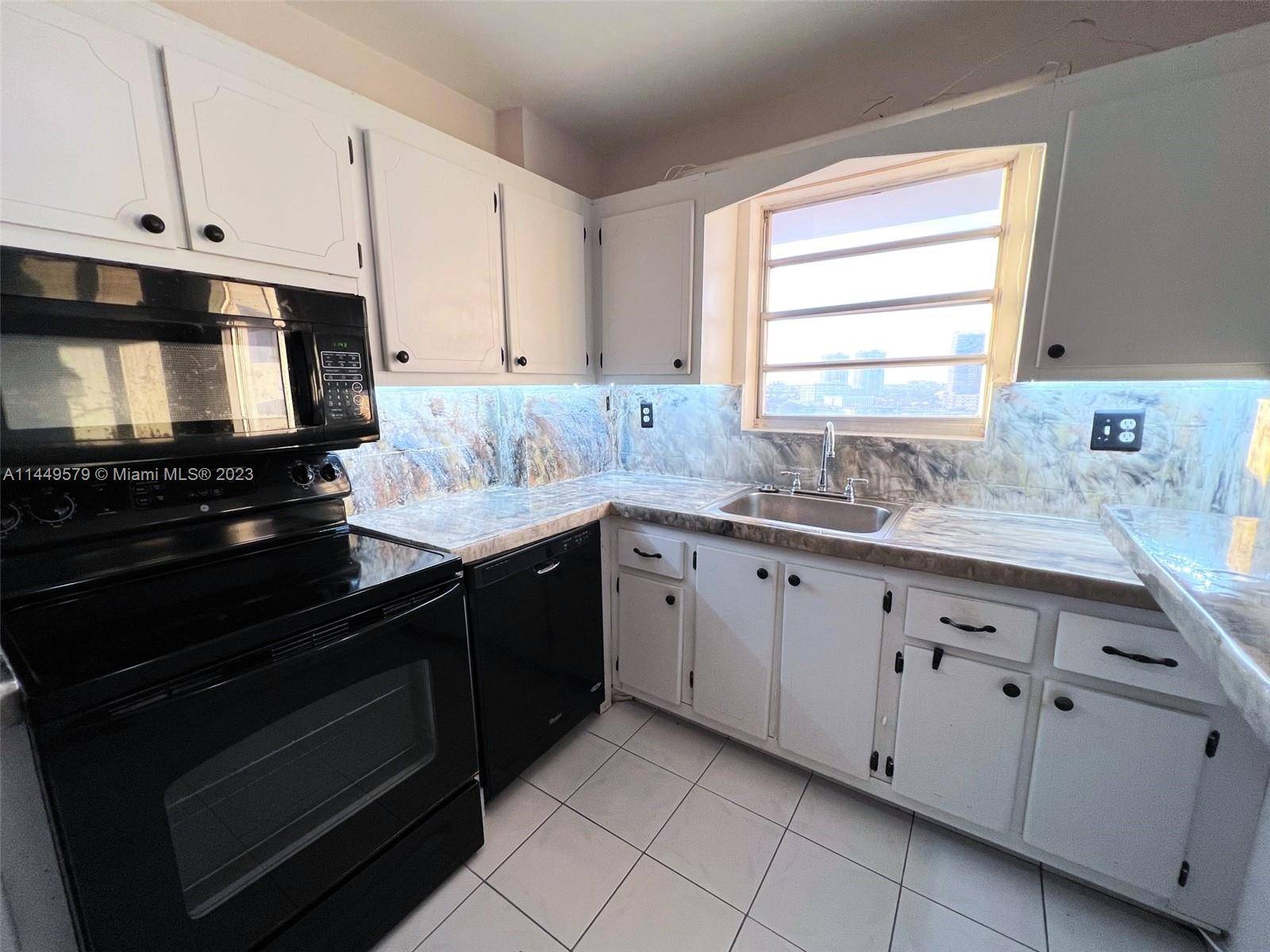 Beautiful 2 2 apartment in the heart of Hallandale in a very quiet residential area walking distance to everything park, beach, grocery shop, restaurants !