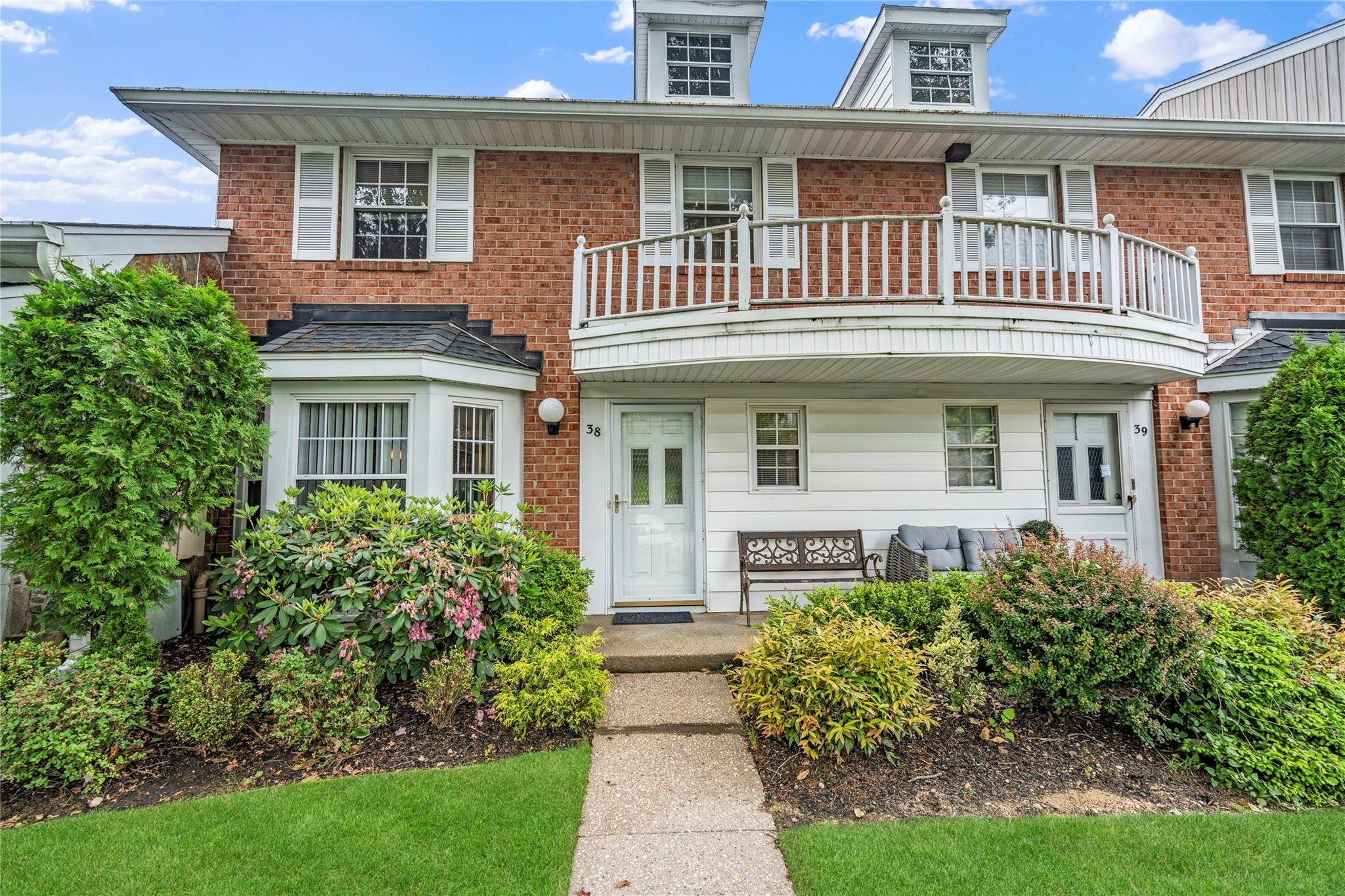 Spacious and versatile convertible 3 bedroom townhouse located in the sought after gated community of Hidden Ridge in the Syosset School District.