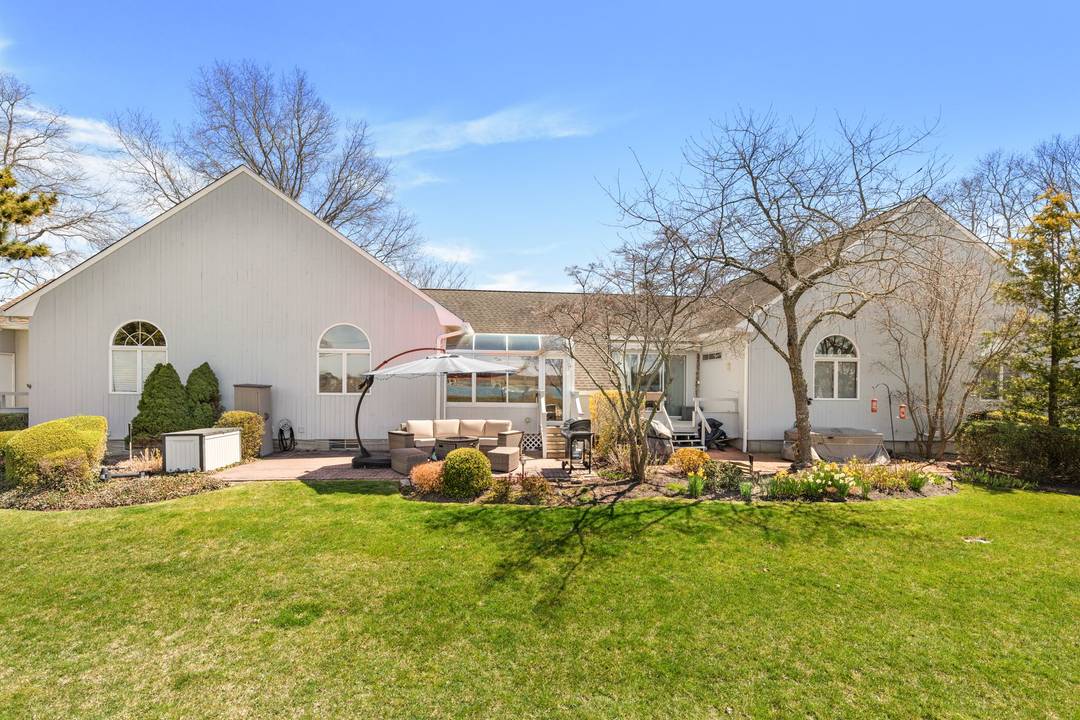 Enjoy a Stylish Hamptons Summer Escape!