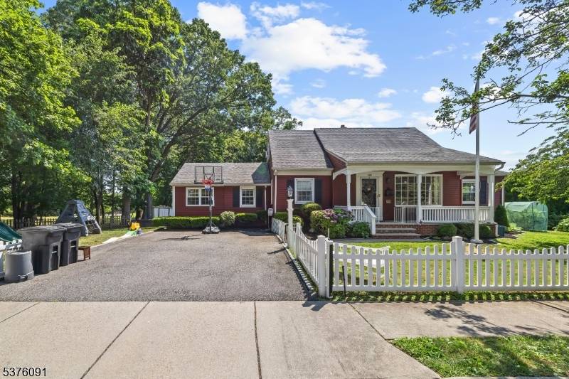 A Commuter's Dream in Clifton's Sought After Allwood Section !