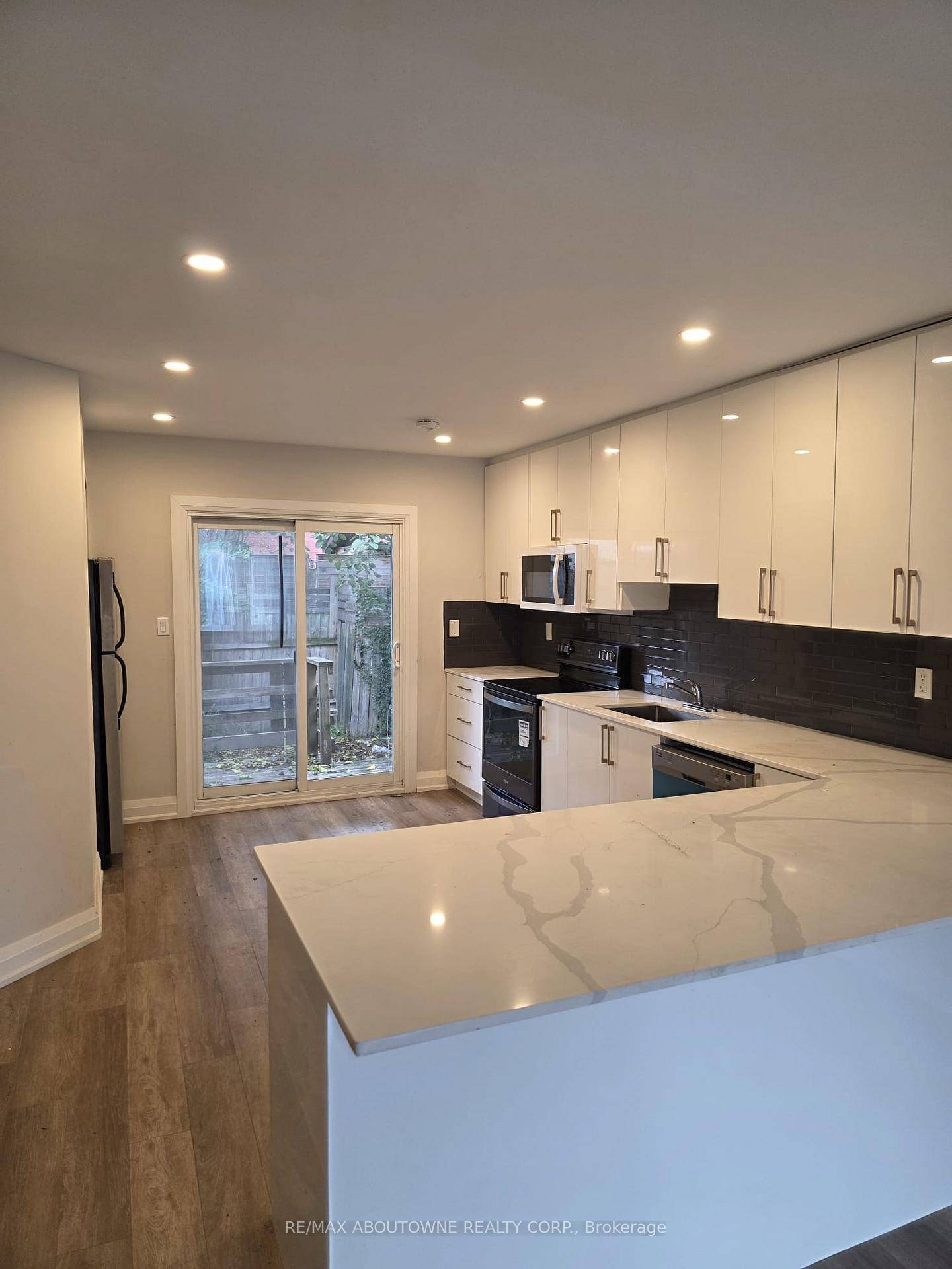 GREAT 2 STRY HOME FULL RENOVATIONS DONE TOP TO BOTTOM, FINSHED BASEMENT.