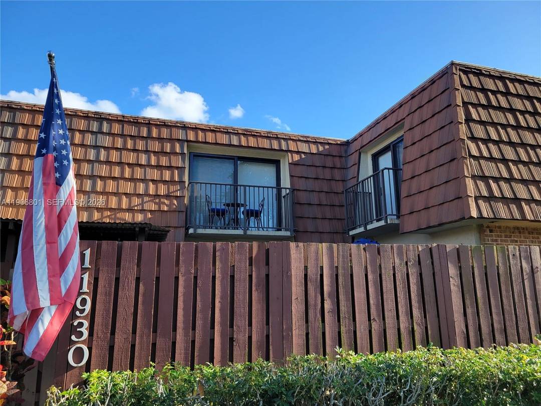 Welcome to this exceptional townhome in a sought after Davie community !