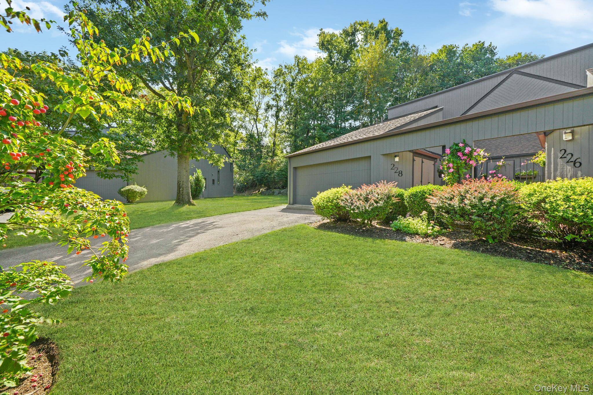 Welcome to this stunning 2 bedroom, 3 bathroom end unit in the Stone Oaks community of Hartsdale.