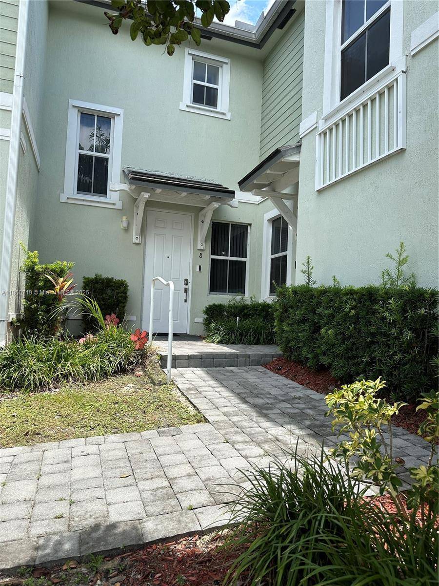 Awesome unit in great area, surrounded by green areas and close to everything, great schools and very desirable area.