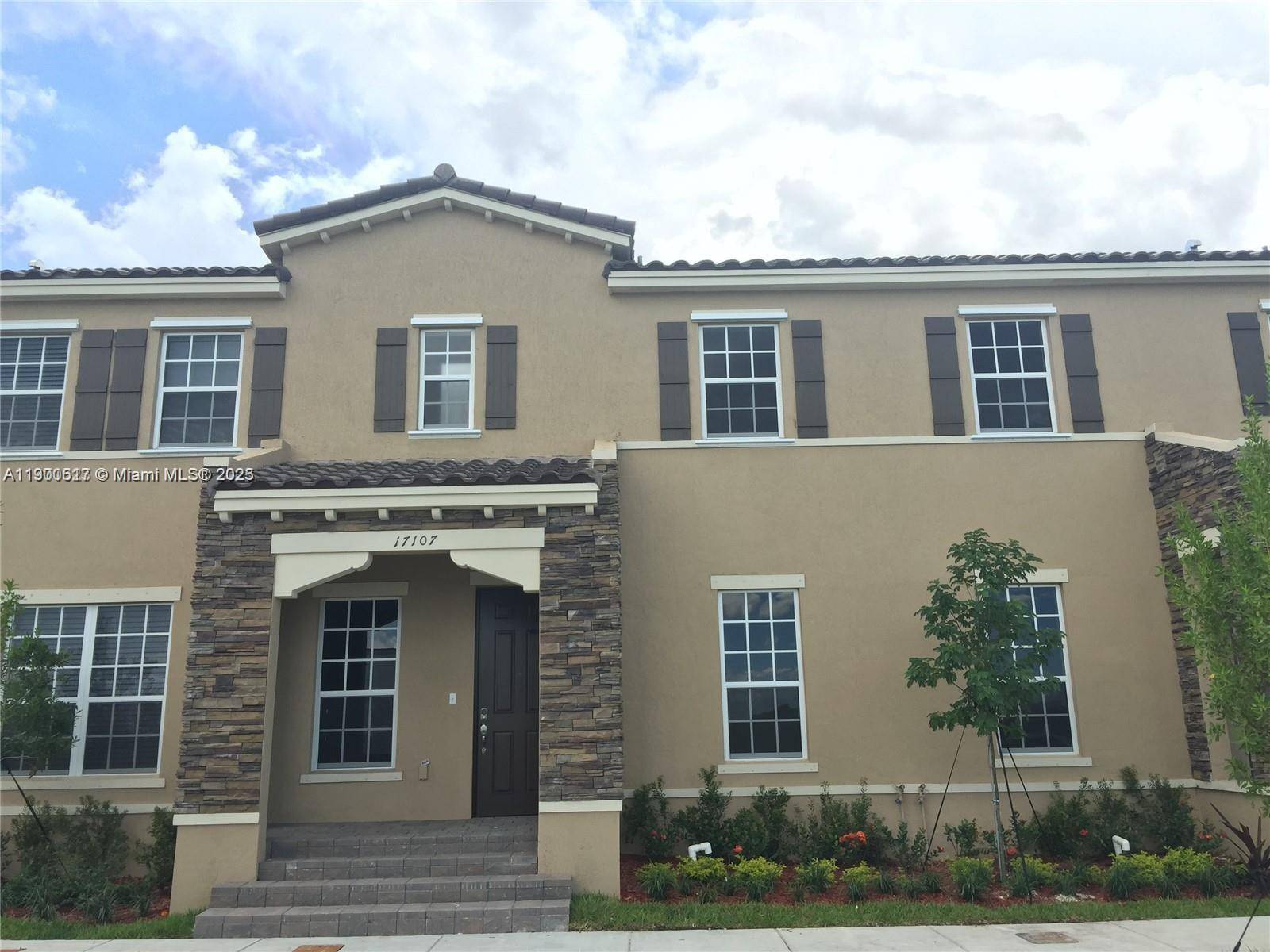 Beautiful Townhouse in Resort style living Kendall Square.